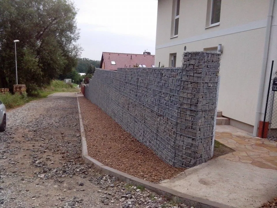Gabionový plot Kralupy — realizace Gabiony Bouše