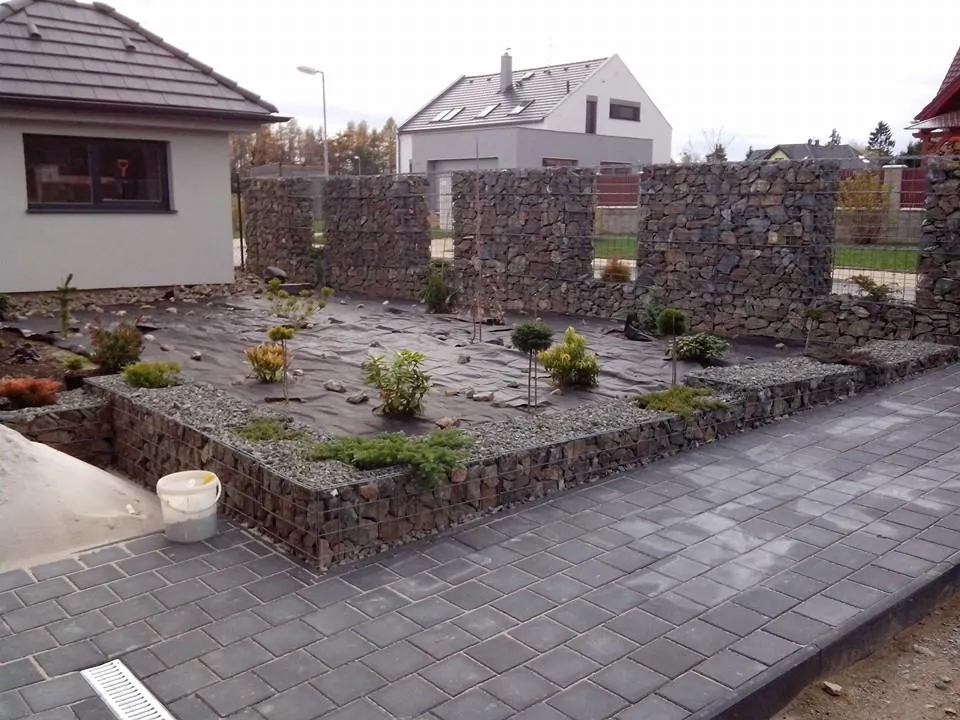 Gabionový plot a ohraničení záhonů Kladno — fotografie 4