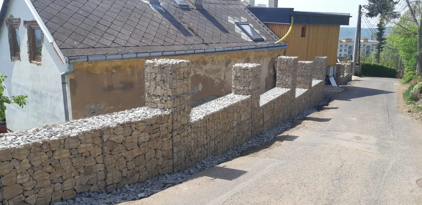 Gabionový plot se sloupky — realizace Gabiony Bouše