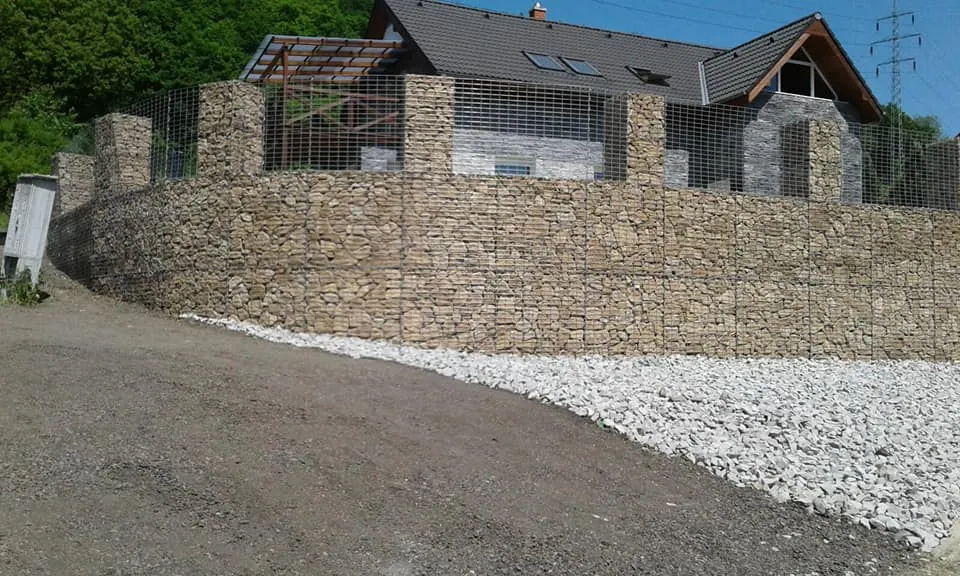 Gabionová opěrná zeď s plotem Chuderov — fotografie 2
