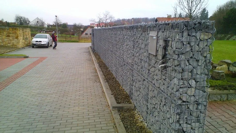 Gabionový plot Benešov u Prahy — realizace Gabiony Bouše