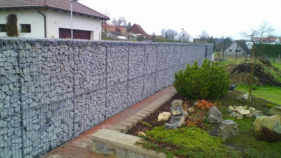 Gabionový plot Benešov u Prahy — fotografie 4