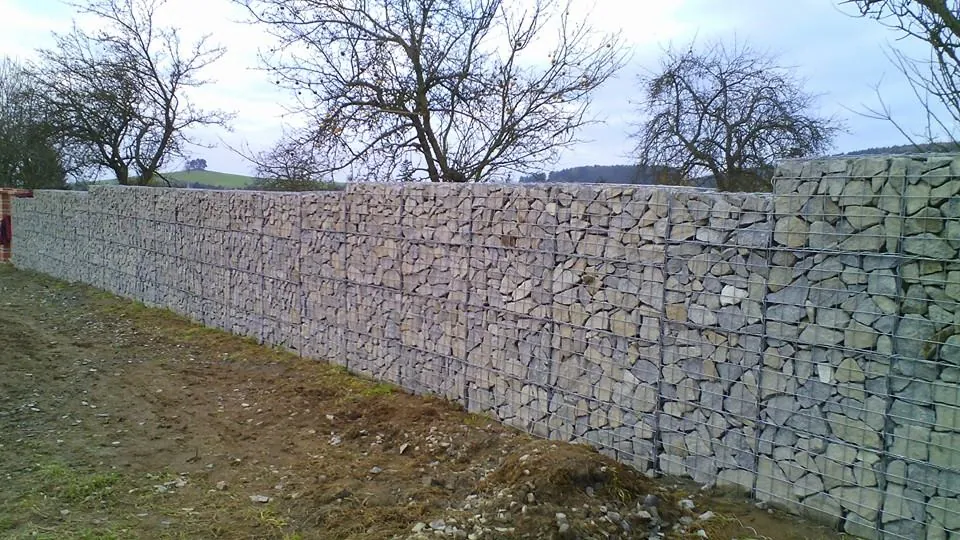 Gabionový plot Sedlčany — realizace Gabiony Bouše
