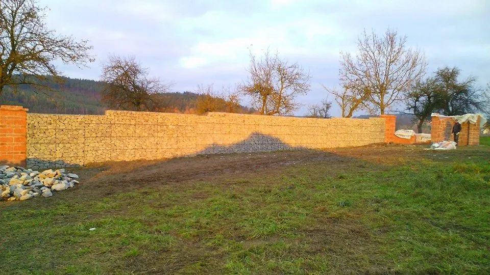 Gabionový plot Sedlčany — fotografie 2