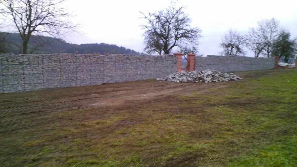Gabionový plot Sedlčany — fotografie 3