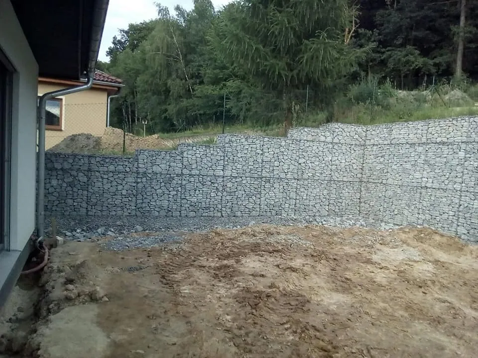 Gabionová opěrná zed Kladno — fotografie 2