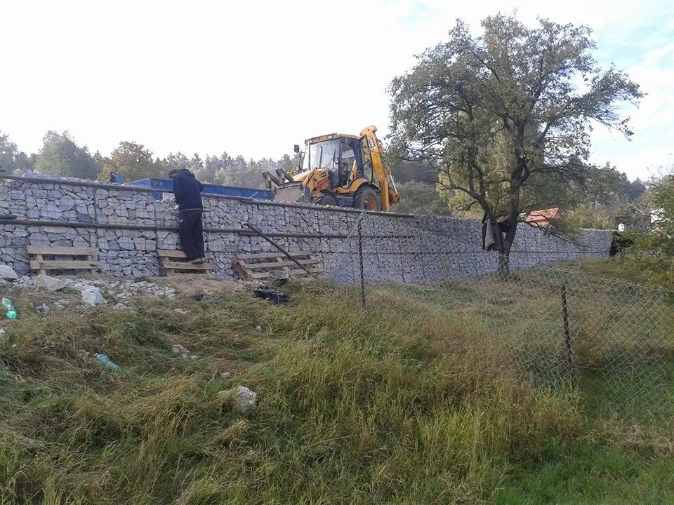 Gabionová opěrná zed,zpevnění silnice Český Krumlov — realizace Gabiony Bouše