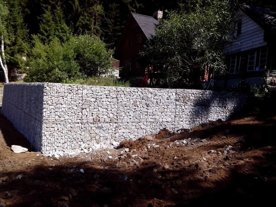 Gabionová opěrná zed pláž Lipno — realizace Gabiony Bouše