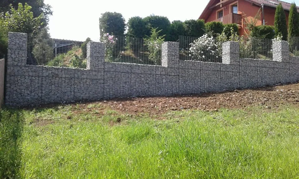 Gabionový plot Povrly — realizace Gabiony Bouše